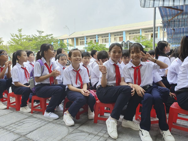 HS lớp 6A, Trường THCS Văn Lương (huyện Long Điền) vui tươi trong ngày đầu đến trường. Ảnh: CẨM NHUNG