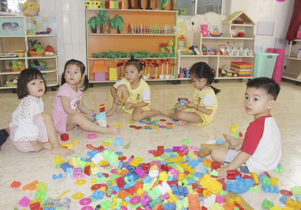 Trẻ lớp 3-4 tuổi Trường MN Châu Thành (TP. Vũng Tàu) trong ngày tựu trường. Ảnh: KHÁNH CHI