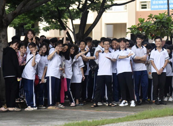  Học sinh lớp Trường THPT Vũng Tàu phấn khởi đón chào năm học mới.