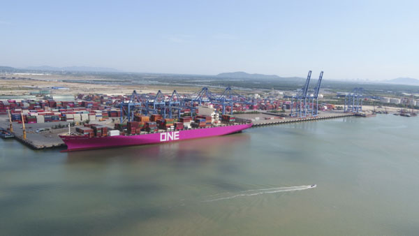 Hiện tại CM-TV có 23 tuyến tàu mẹ đi các thị trường châu Âu, hai bờ nước Mỹ, châu Phi và nội Á. Trong ảnh: Tàu trọng tải lớn cập cảng TCIT.