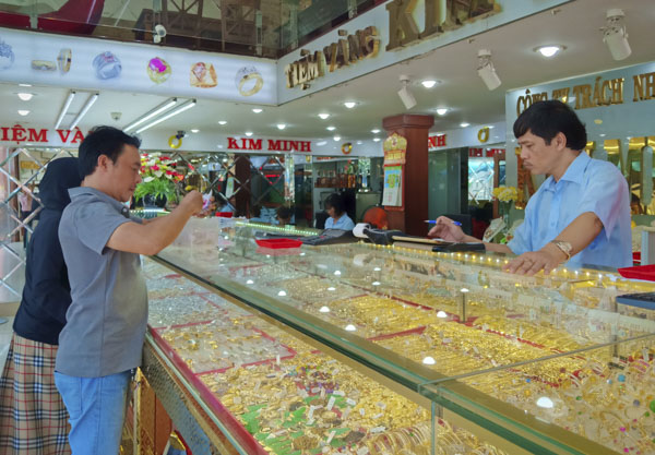 Khách hàng giao dịch vàng tại tiệm vàng Kim Minh (TP. Vũng Tàu) sáng 13/8. Ảnh: VÂN ANH