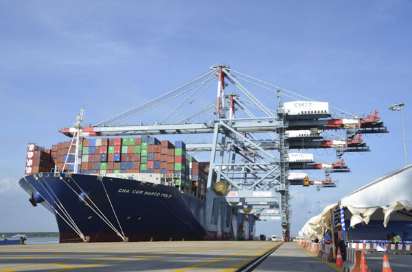 Tàu CMA CGM Marco Polo tải trọng 187.000 tấn cập cảng CMIT. 
