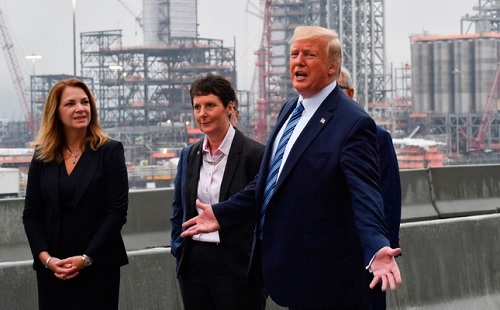 Tổng thống Mỹ D.Trump tới thăm một nhà máy hóa chất tại bang Pennsylvania, ngày 13/8. (Ảnh: AFP)