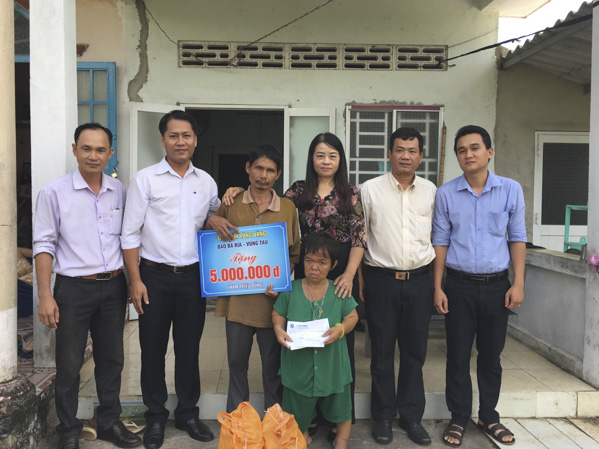 Đại diện Ban Biên tập Báo Bà Rịa-Vũng Tàu trao tiền và quà hỗ trợ gia đình anh Khanh trước sự chứng kiến của đại diện UBND huyện Long Điền và UBND xã Tam Phước.