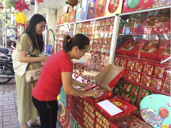 Khách hàng chọn mua bánh trung thu tại gian hàng trên đường Bacu (TP. Vũng Tàu).