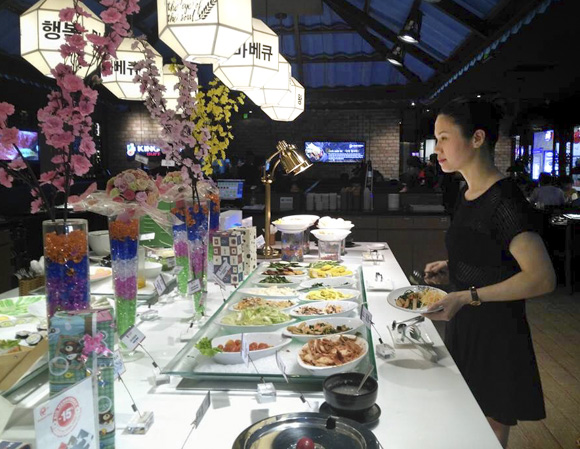 Du khách thưởng thức các món ăn Hàn Quốc  tại King BBQ Buffet (siêu thị Lotte Mart Vũng Tàu).  Ảnh: TRÀ NGÂN