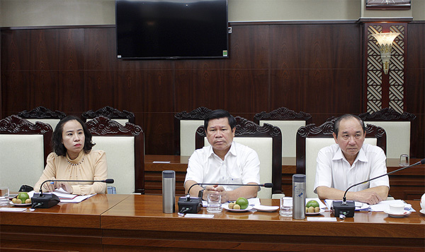 Ông Nguyễn Văn Xinh (ngồi giữa), Ủy viên Ban Thường vụ Tỉnh ủy, Trưởng Ban Tuyên giáo Tỉnh ủy, Trưởng Ban Văn hóa – Xã hội, HĐND tỉnh chủ trì buổi làm việc.