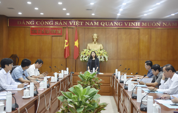 Bà Nguyễn Thị Yến, Phó Bí thư Thường trực Tỉnh ủy, Trưởng Đoàn Đại biểu Quốc hội tỉnh phát biểu kết luận cuộc họp.