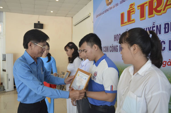 Ông Châu Văn Thắng, Chủ tịch LĐLĐ tỉnh trao học bổng Nguyễn Đức Cảnh dài hạn cho SV vượt khó, học giỏi.
