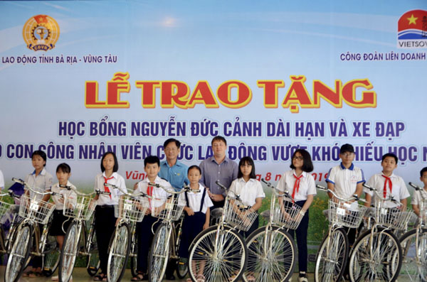Các em HS được nhận xe đạp do Công đoàn Liên doanh Việt-Nga Vietsovpetro trao tặng.