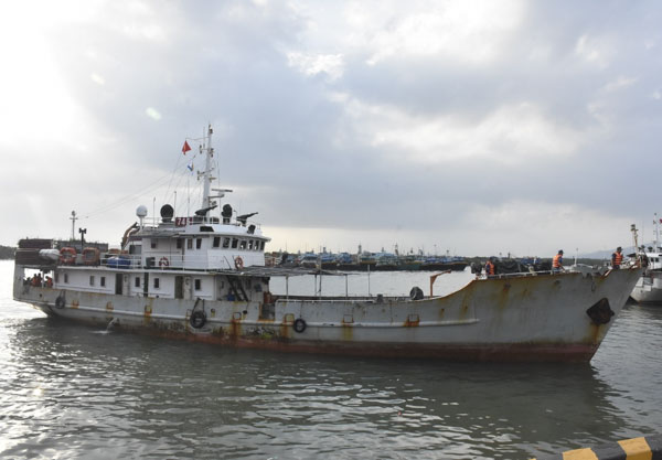 Tàu 745 đưa ngư dân Nguyễn Văn Niểng bị nạn trên biển vào bờ.