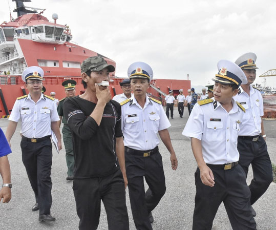 Cán bộ, chiến sĩ Hải Đoàn 129 đưa ngư dân Nguyễn Văn Niểng lên bờ an toàn tại cảng phường 12 (TP. Vũng Tàu).