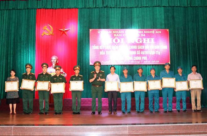 Các tập thể và cá nhân đạt thành tích xuất sắc trong thực hiện Quyết định 49 giai đoạn 2015 - 2019 được trao Bằng khen của UBND tỉnh