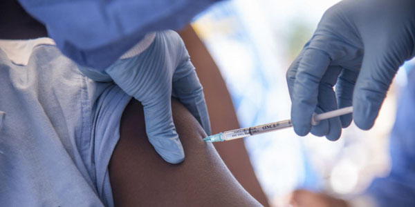 Tiêm vắc xin phòng sởi tại Mbandaka, CHDC Congo.