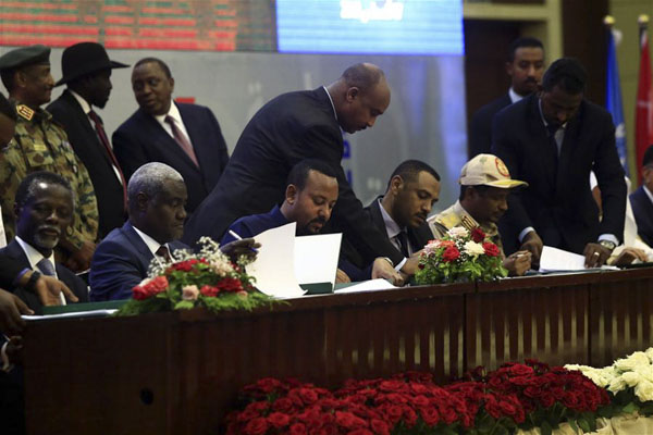 Đại diện Hội đồng quân sự chuyển tiếp (TMC) cùng Liên minh vì tự do và thay đổi (FFC) đối lập tại lễ ký “Tuyên bố Hiến pháp” ở thủ đô Khartoum.