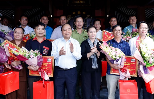 Thủ tướng Nguyễn Xuân Phúc và Chủ tịch Quốc hội Nguyễn Thị Kim Ngân trao học bổng khuyến học cho 16 xã thuộc vùng đệm Vườn Quốc gia Ba Vì. - Ảnh: VGP