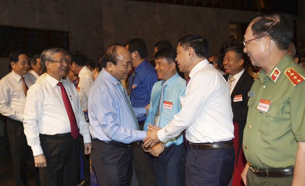Thủ tướng Nguyễn Xuân Phúc gặp gỡ các đại biểu tham dự buổi giao lưu.
