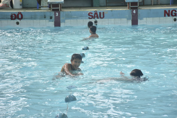 Các em thiếu nhi học bơi tại Nhà Thiếu nhi tỉnh hiện hữu.