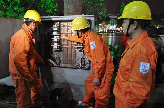 Tăng cường kiểm tra tình trạng hoạt động của các trạm biến áp phân phối tại các trọng điểm cung cấp điện. Ảnh: VGP/ Toàn Thắng