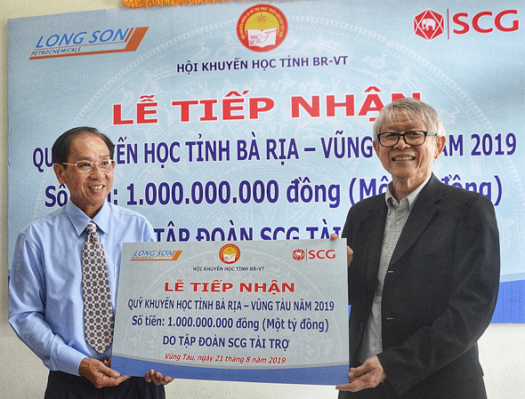 Ông Dhep Vongvanich, Chủ tịch Tập đoàn SCG Việt Nam (bên phải) trao biểu trưng số tiền 1 tỷ đồng tài trợ cho Quỹ khuyến học tỉnh. 