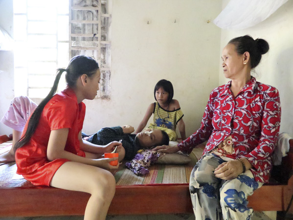 Bà ngoại Nguyễn Thị Nhân phải chăm lo cho con, cháu mỗi ngày.