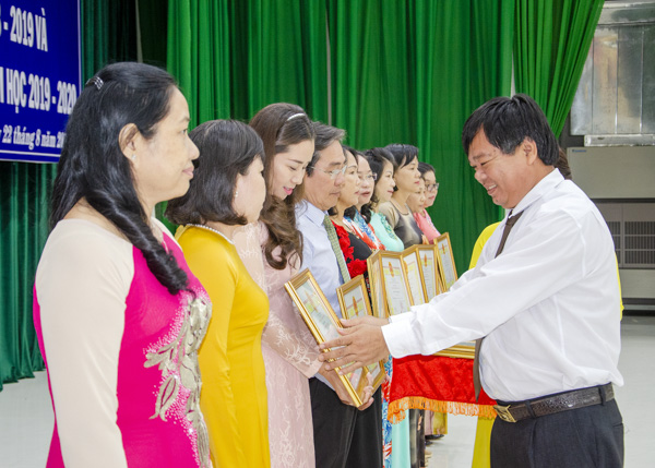 Ông Nguyễn Văn Ba, Phó Giám đốc Sở GD-ĐT trao Quyết định công nhận danh hiệu “Tập thể lao động xuất sắc” năm học 2018-2019 của Chủ tịch UBND tỉnh cho các tập thể thuộc ngành GD-ĐT huyện Long Điền.