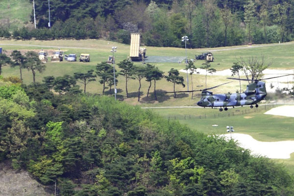 Hệ thống phòng thủ tên lửa tầm cao giai đoạn cuối (THAAD) được lắp đặt tại căn cứ quân sự ở Seongju, Hàn Quốc. 