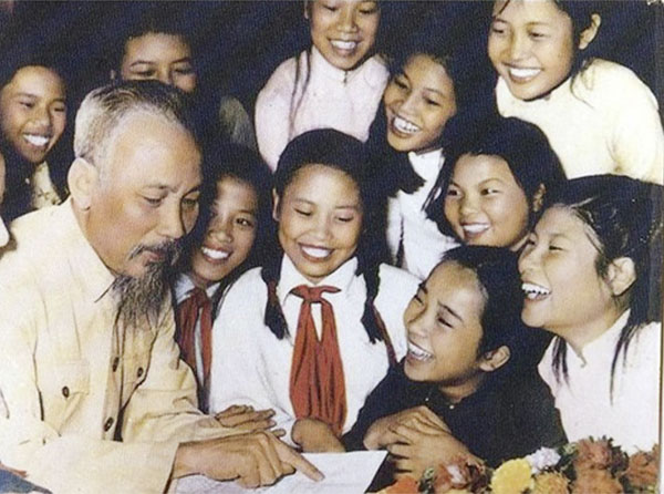 Chủ tịch Hồ Chí Minh nói chuyện với đoàn đại biểu HS Trường Trung học Trưng Vương (Hà Nội) ngày 19/5/1956. Ảnh: TƯ LIỆU