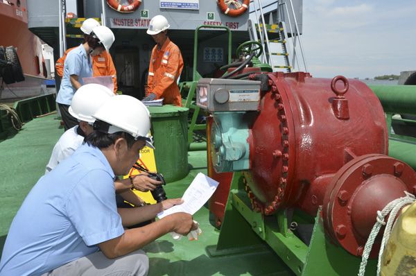 Đoàn kiểm tra liên ngành tỉnh kiểm tra việc chấp hành các quy định pháp luật về kinh doanh xăng dầu trên một tàu chở xăng dầu.