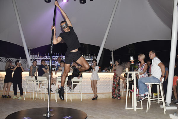 Lễ 2/9, La Bonita Beach Club thuộc The Imperial Hotel tổ chức chương trình Beach Party hoành tráng trên biển. Trong ảnh: Biểu diễn múa cột tại La Bonita Beach Club.