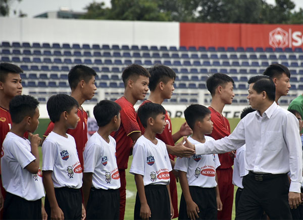 Ông Trần Văn Tuấn, Phó Chủ tịch UBND tỉnh bắt tay khích lệ tinh thần các cầu thủ Việt Nam.