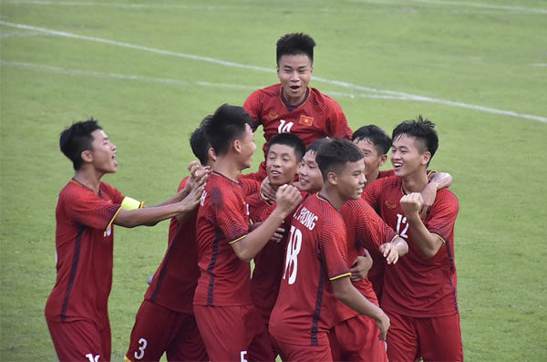 Các cầu thủ Việt Nam vui mừng sau ghi bàn thắng đầu tiên.