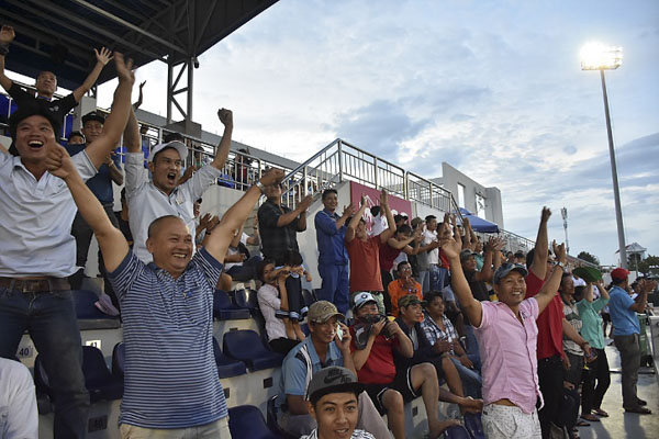 Khán giả trên sân vui mừng khi cầu thủ Việt Nam ghi bàn.