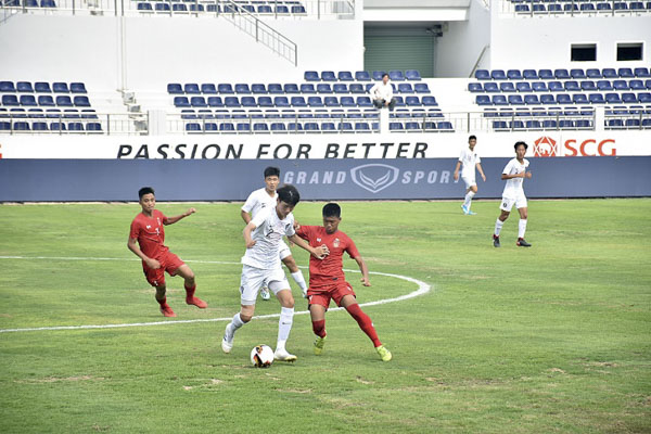 Một tình huống trong trận đấu Hàn Quốc – Myanmar.