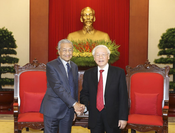 Tổng Bí thư, Chủ tịch nước Nguyễn Phú Trọng  tiếp Thủ tướng Malaysia Mahathir Mohamad. Ảnh: TRÍ DŨNG 