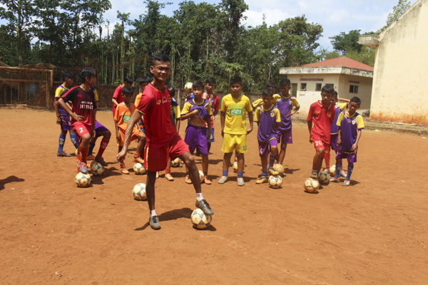 Anh Bùi Vĩnh Gia thành lập CLB Bóng đá Dream (xã Hòa Hưng, huyện Xuyên Mộc) nhằm tạo sân chơi miễn phí cho trẻ em.  Ảnh: HOÀNG HƯỜNG