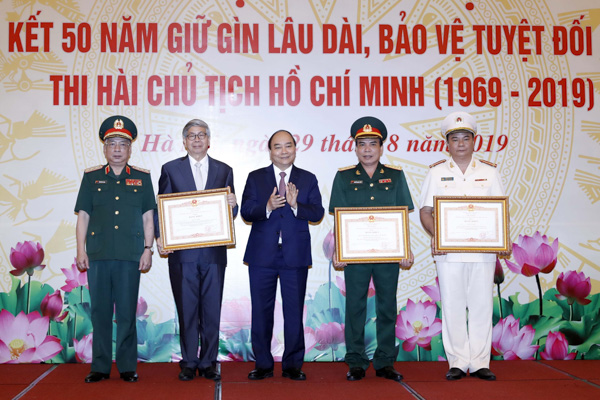 Thủ tướng Nguyễn Xuân Phúc trao Bằng khen cho các cá nhân, tổ chức. Ảnh: QUANG HIẾU
