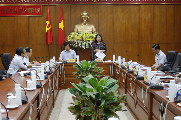 Bà Nguyễn Thị Yến, Phó Bí thư Thường trực Tỉnh ủy, Trưởng Đoàn ĐBQH tỉnh phát biểu tại buổi làm việc.