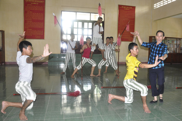 Cán bộ Trung tâm Văn hóa tỉnh (bìa phải) hướng dẫn một tiết mục múa cho phạm nhân  trong Đội văn nghệ Trại giam Xuyên Mộc. 