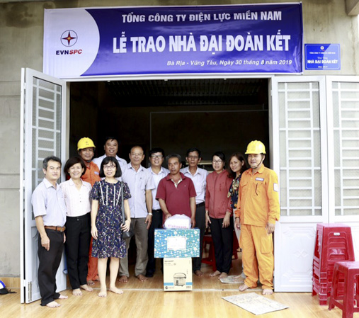 Đại diện Tổng Công ty Điện lực miền Nam và Công ty Điện lực BR-VT và địa phương trao tặng nhà đại đoàn kết cho gia đình ông Nguyễn Thanh Hải.