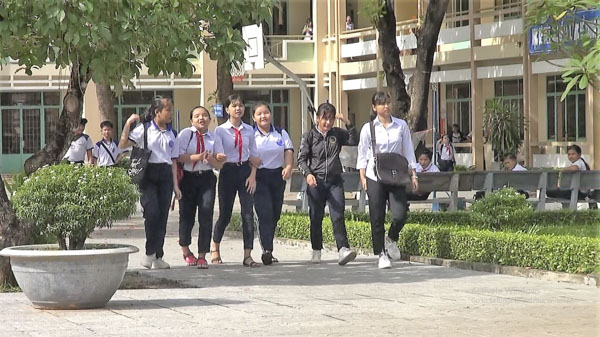Học sinh trường THCS Dương Văn Mạnh thích thú dạo chơi dưới sân trường.