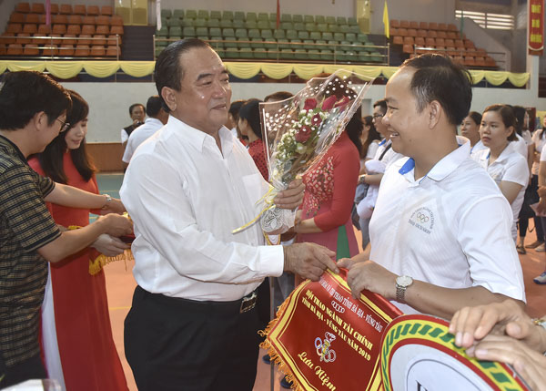 Ông Trần Văn Danh, Cục trưởng Cục Hải quan – Trưởng Ban Tổ chức trao hoa và cờ lưu niệm cho các đơn vị về dự hội thao.