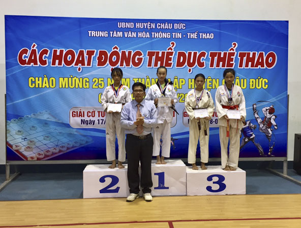 Ông Nguyễn Văn Bình, Phó Chủ tịch hội Taekwondo tỉnh trao huy chương hạng cân dưới 49kg nữ
