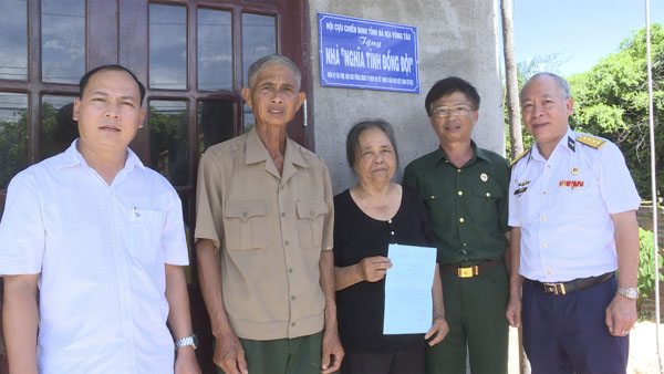 Hội CCB tỉnh trao Quyết định bàn giao nhà “Nghĩa tình đồng đội” cho ông Nguyễn Văn Rần - bà Nguyễn Thị Hợi. 
