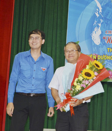 Anh Đỗ Minh Tân, Bí thư Huyện Đoàn Long Điền tặng hoa cho Thạc sỹ Hà Trung Thành tại buổi sinh hoạt chính trị.