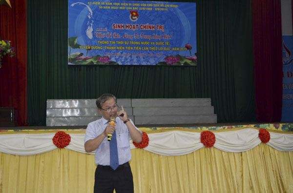 Thạc sỹ Hà Trung Thành, Học viện Cán bộ TP.Hồ Chí Minh trao đổi với ĐVTN, HS tại buổi sinh hoạt chính trị.