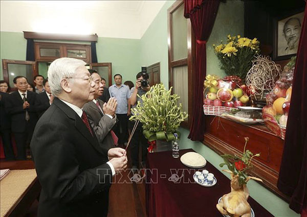 Tổng Bí thư, Chủ tịch nước Nguyễn Phú Trọng kính cẩn dâng hương, tưởng nhớ và tri ân công lao to lớn của Chủ tịch Hồ Chí Minh. Ảnh: TTXVN