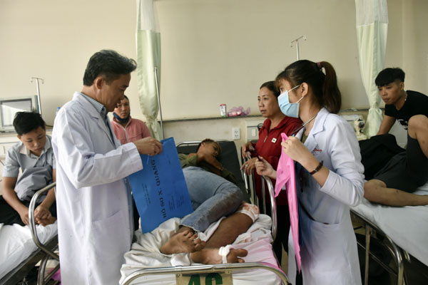 Các bác sĩ trao đổi về tình trạng chấn thương của bệnh nhân với người nhà bệnh nhân cấp cứu tại BV Bà Rịa.