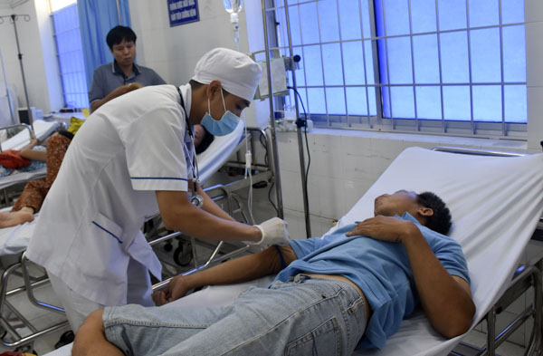 Điều dưỡng đang truyền dịch cho bệnh nhân vào cấp cứu tại BV Lê Lợi.