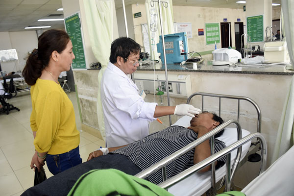 Bác sĩ thăm khám cho bệnh nhân vào cấp cứu tại BV Bà Rịa.